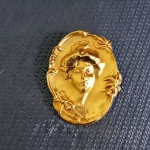 🍄$3 with BUNDLE Cameo Brooch